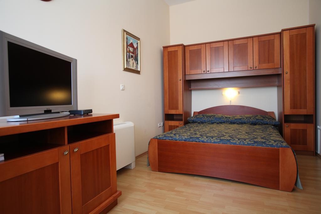 Studio Apartmani Bijeli Delfin Biograd Na Moru Cameră foto