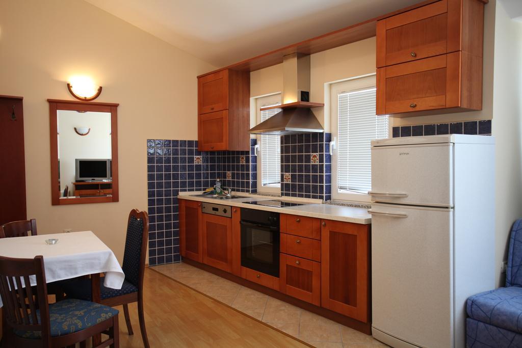 Studio Apartmani Bijeli Delfin Biograd Na Moru Cameră foto