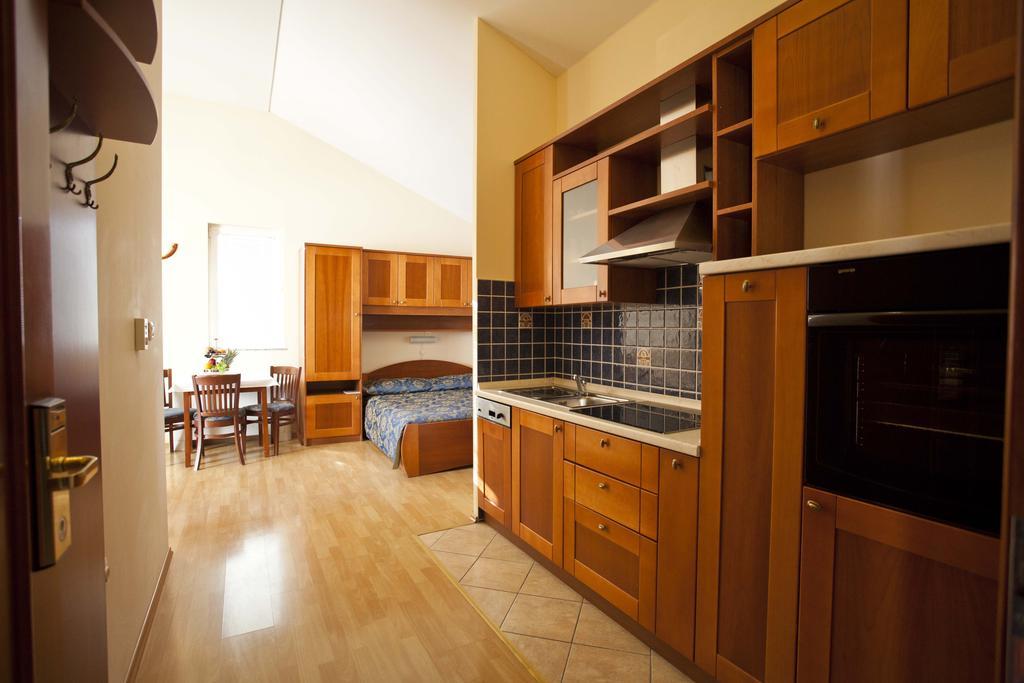 Studio Apartmani Bijeli Delfin Biograd Na Moru Exterior foto