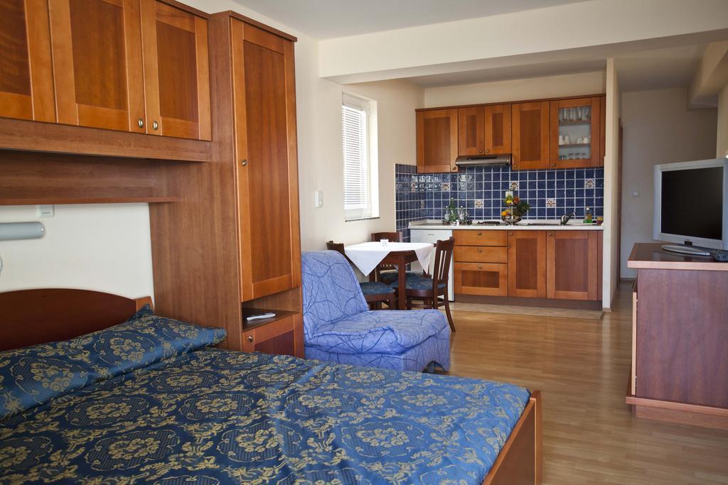 Studio Apartmani Bijeli Delfin Biograd Na Moru Cameră foto