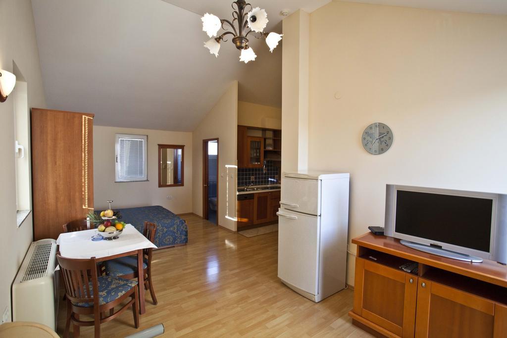 Studio Apartmani Bijeli Delfin Biograd Na Moru Exterior foto
