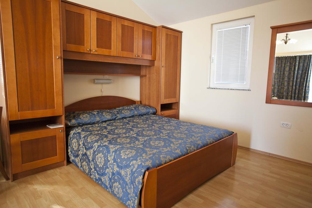 Studio Apartmani Bijeli Delfin Biograd Na Moru Exterior foto
