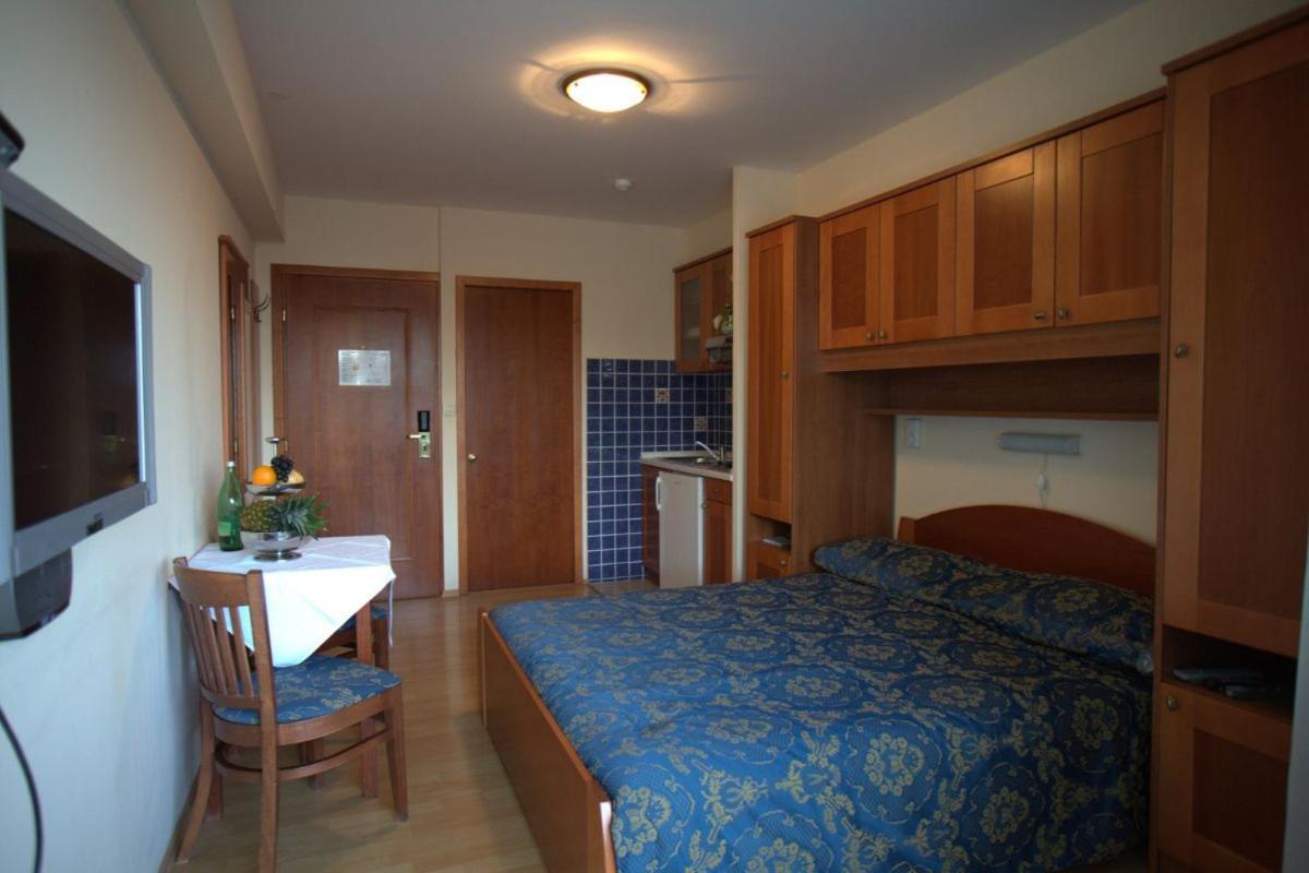 Studio Apartmani Bijeli Delfin Biograd Na Moru Exterior foto